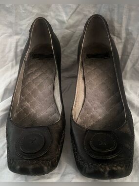 Classy and very comfortable pair size 8 kitten heel by Indigo